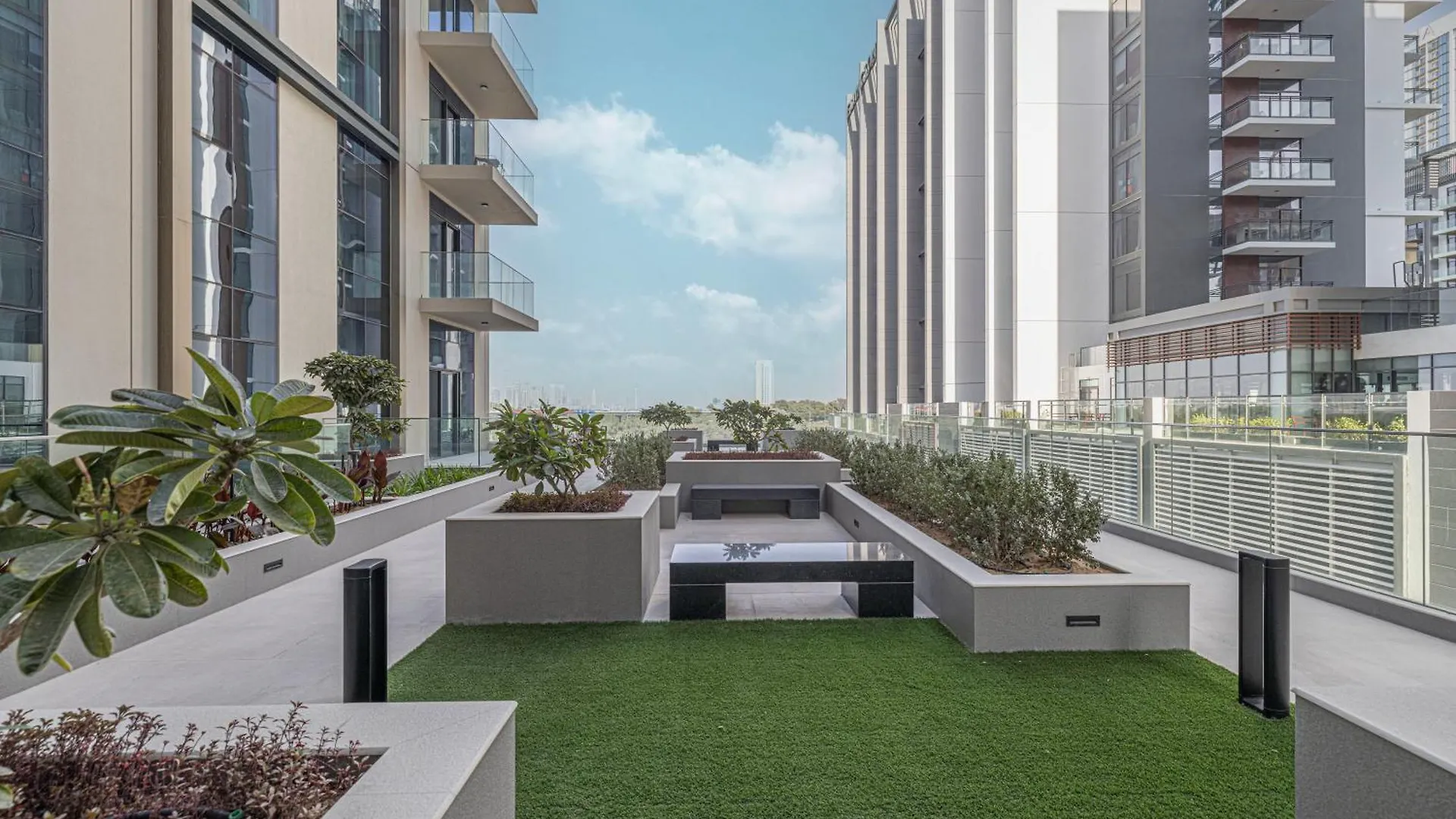 Apartment High-End 1Br-Panoramic Views, Pool With Burj Khalifa View, Padel & Rooftop Bbq Experience Dubai