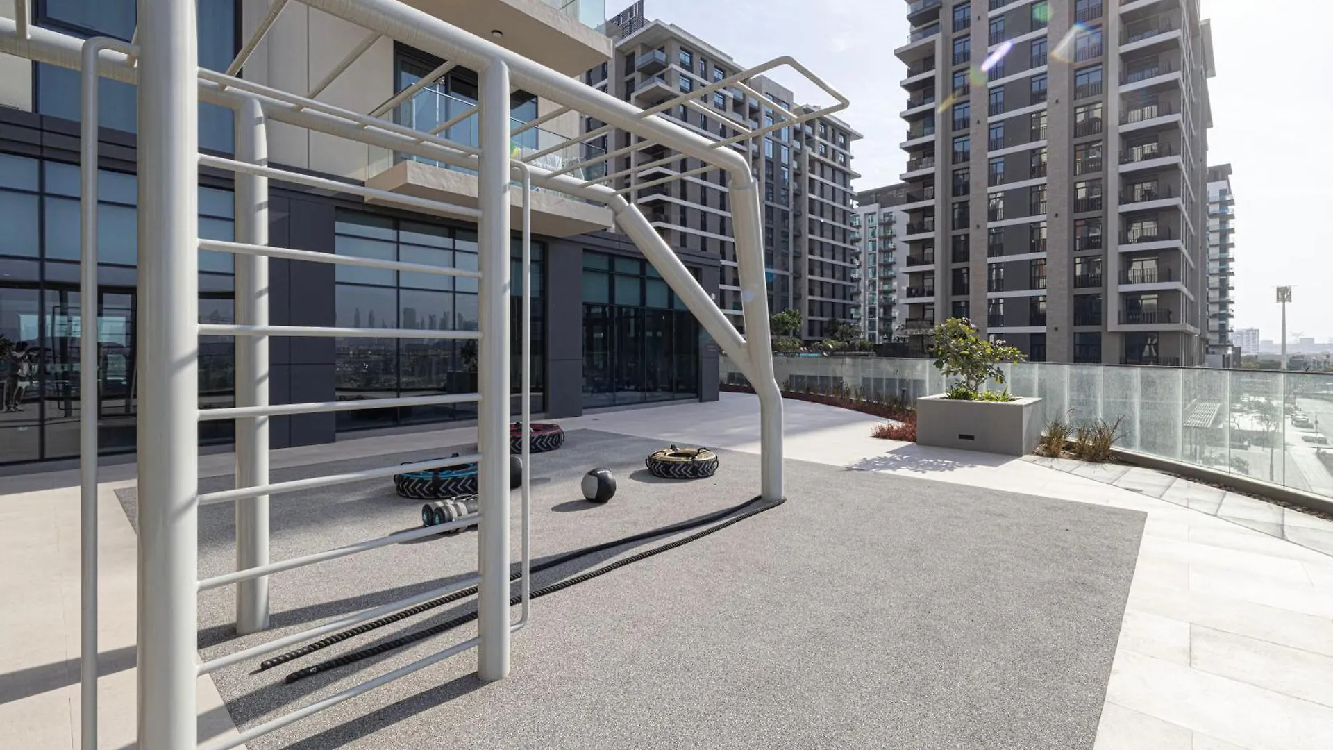 High-End 1Br-Panoramic Views, Pool With Burj Khalifa View, Padel & Rooftop Bbq Experience Dubai Apartment